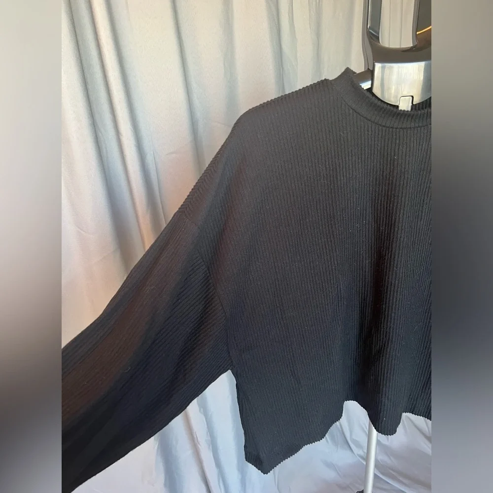 NEVER WORN Black Top light weight soft chenille feel